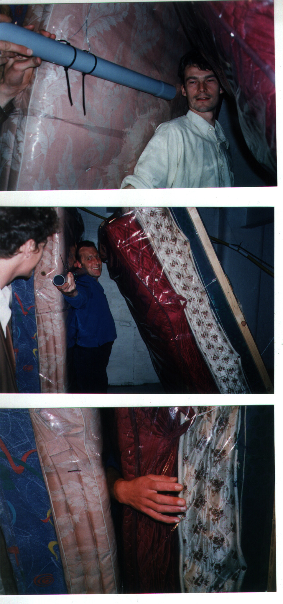 Gelatin: Installation - Hugbox, 1999, Matratzen, Holz, Mülleimer, Wasser, Kabel/matrasses