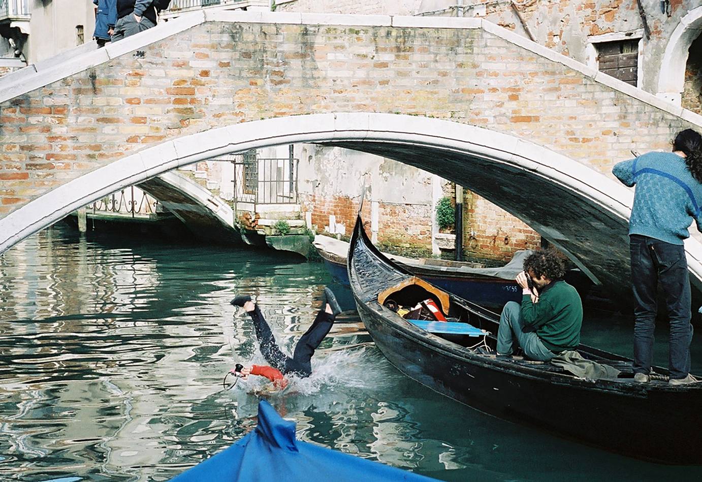 Gelatin: Performance - Nellanutella, 2001, Gelatin schwimmen im Kanal von Venedig