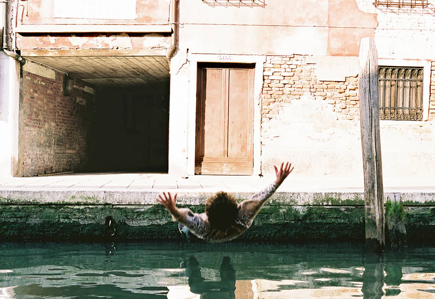 Gelatin: Performance - Nellanutella, 2001, Gelatin schwimmen im Kanal von Venedig